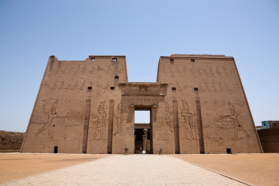 Eingang von Horus-Tempel in Edfu, Edfu, Ägypten