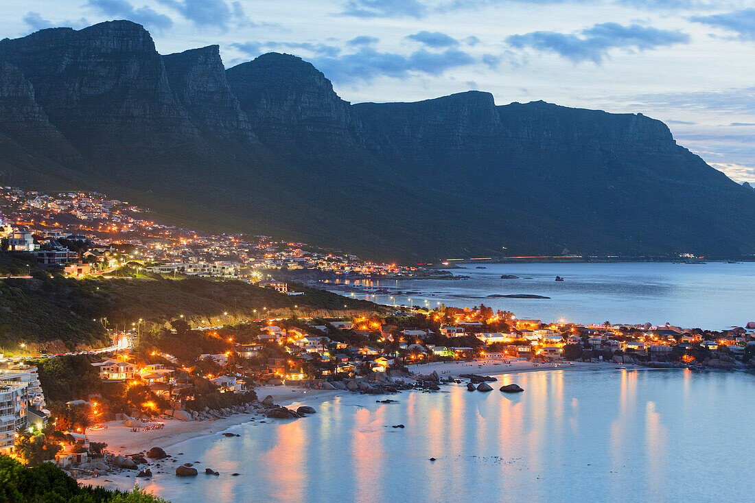 Küstenlandschaft in der Dämmerung, Clifton, dahinter Camps Bay und der Tafelberg, Kapstadt, West-Kap, RSA, Südafrika, Afrika