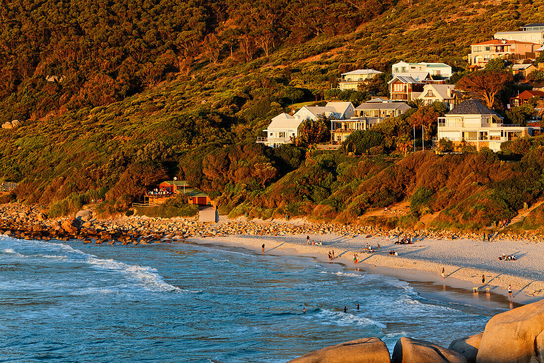 Strand und Häuser in Llandudno Bay, Kapstadt, West-Kap, RSA, Südafrika, Afrika