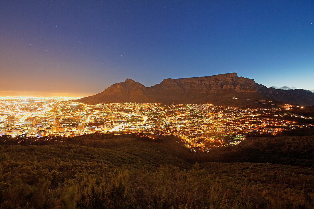 Blick von der Signal Hill Road auf das nächtliche Kapstadt und den Tafelberg, West-Kap, RSA, Südafrika, Africa