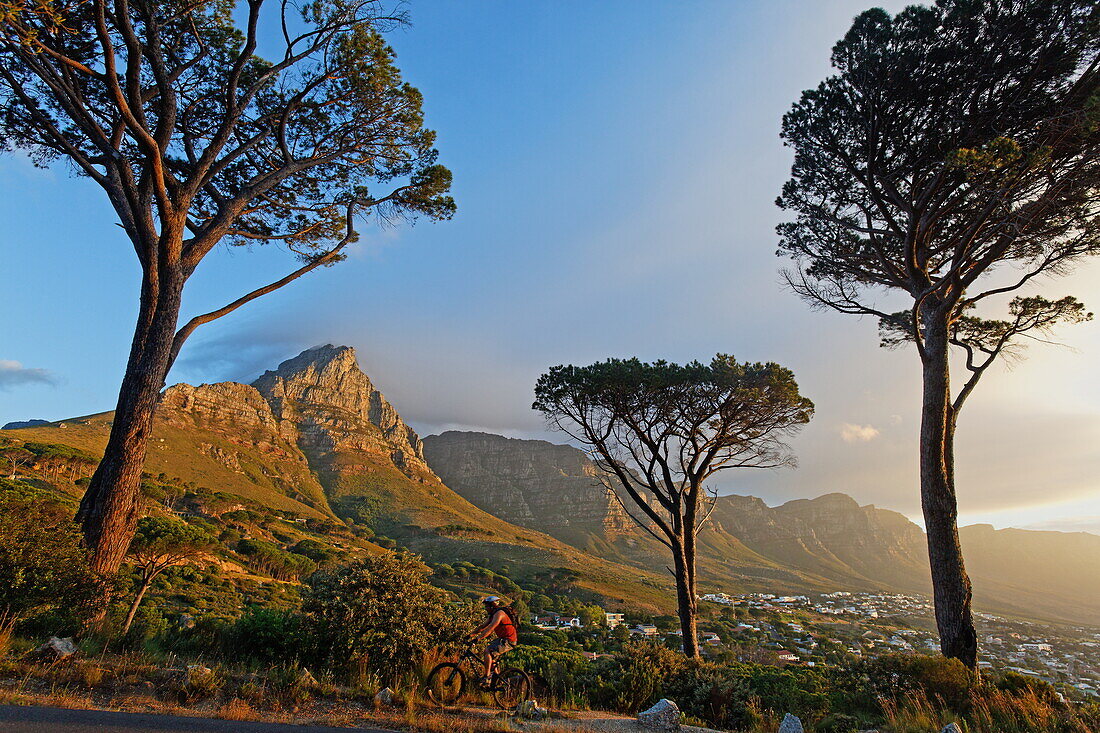 Camps Bay mit den 12 Aposteln des Tafelbergs im Hintergrund, Kapstadt, RSA, Südafrika, Afrika