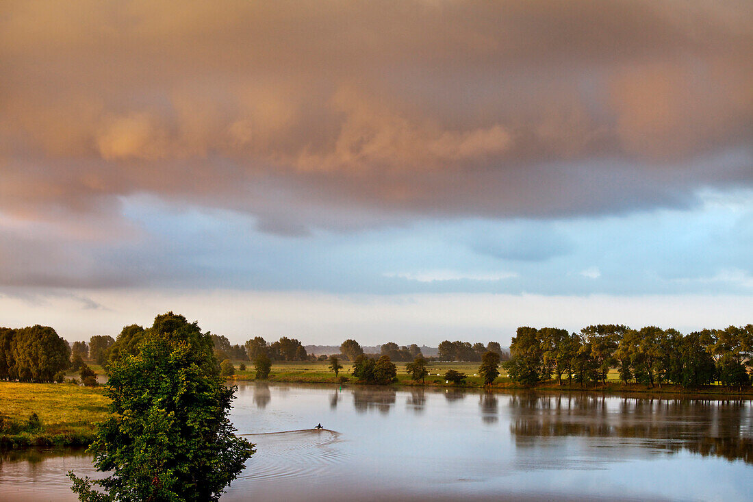 Morgendämmerung über der Eider, Süderstapel, Stapelholm, Schleswig-Holstein, Deutschland