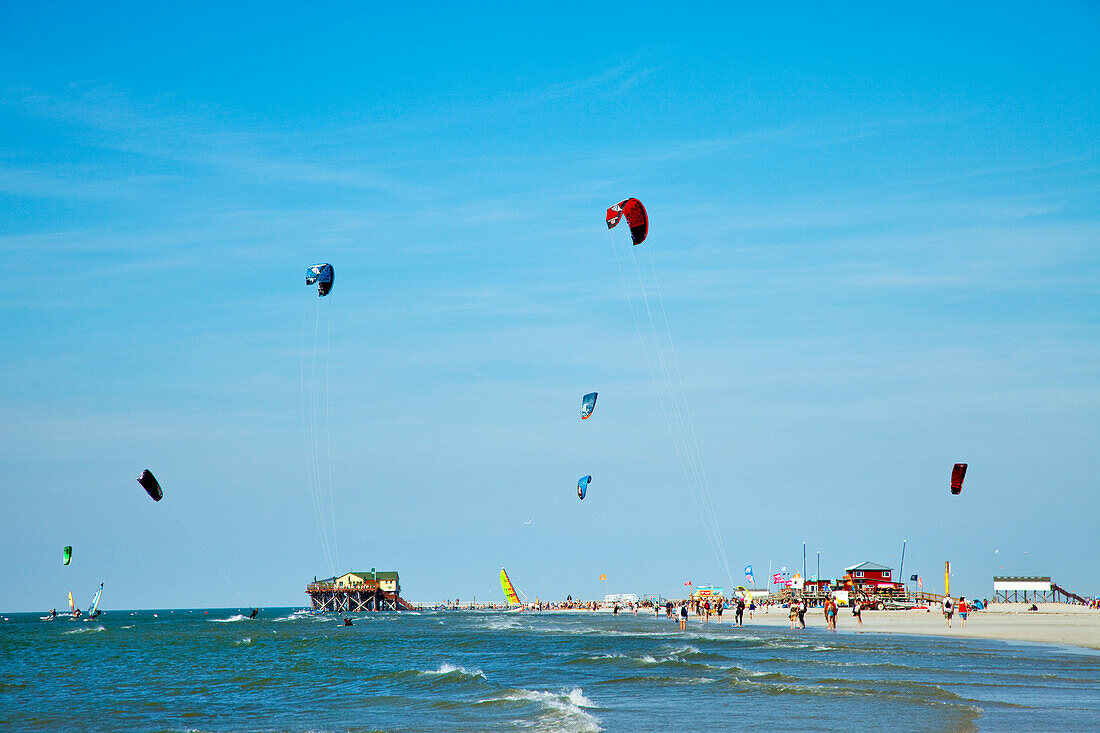 Kitesurfer am Strand, Sankt Peter-Ording, Schleswig-Holstein, Deutschland