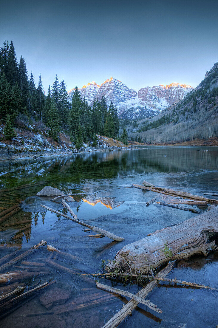 USA,  Colorado,  Maroon Bells Mountain reflected in Maroon Lake