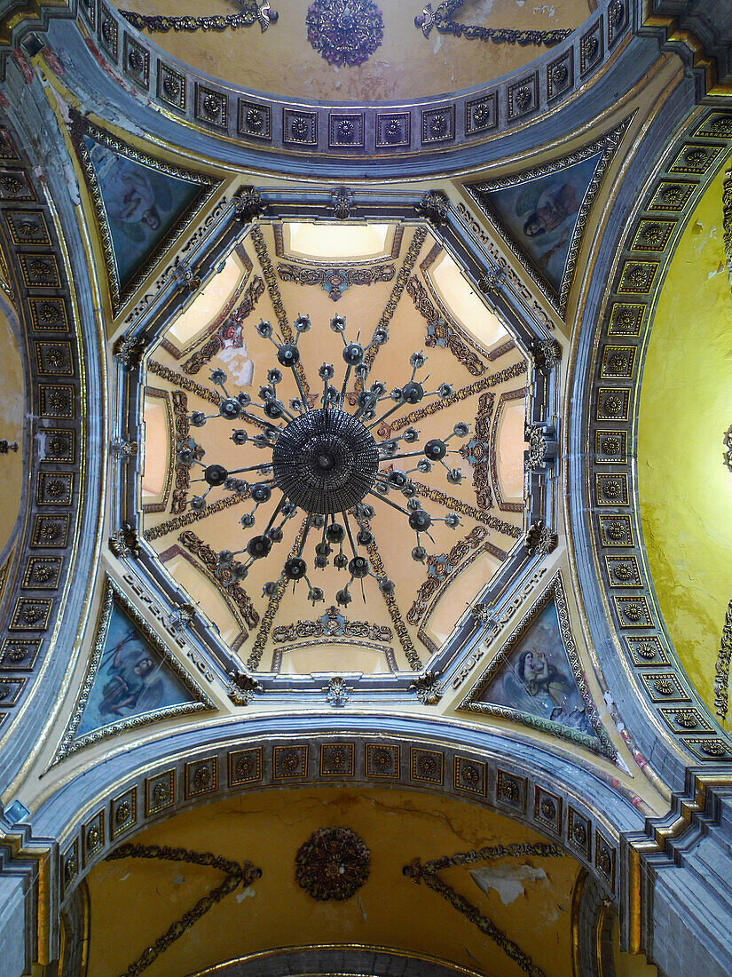 Iglesia de la Santa Veracruz dome. Ciudad de México.