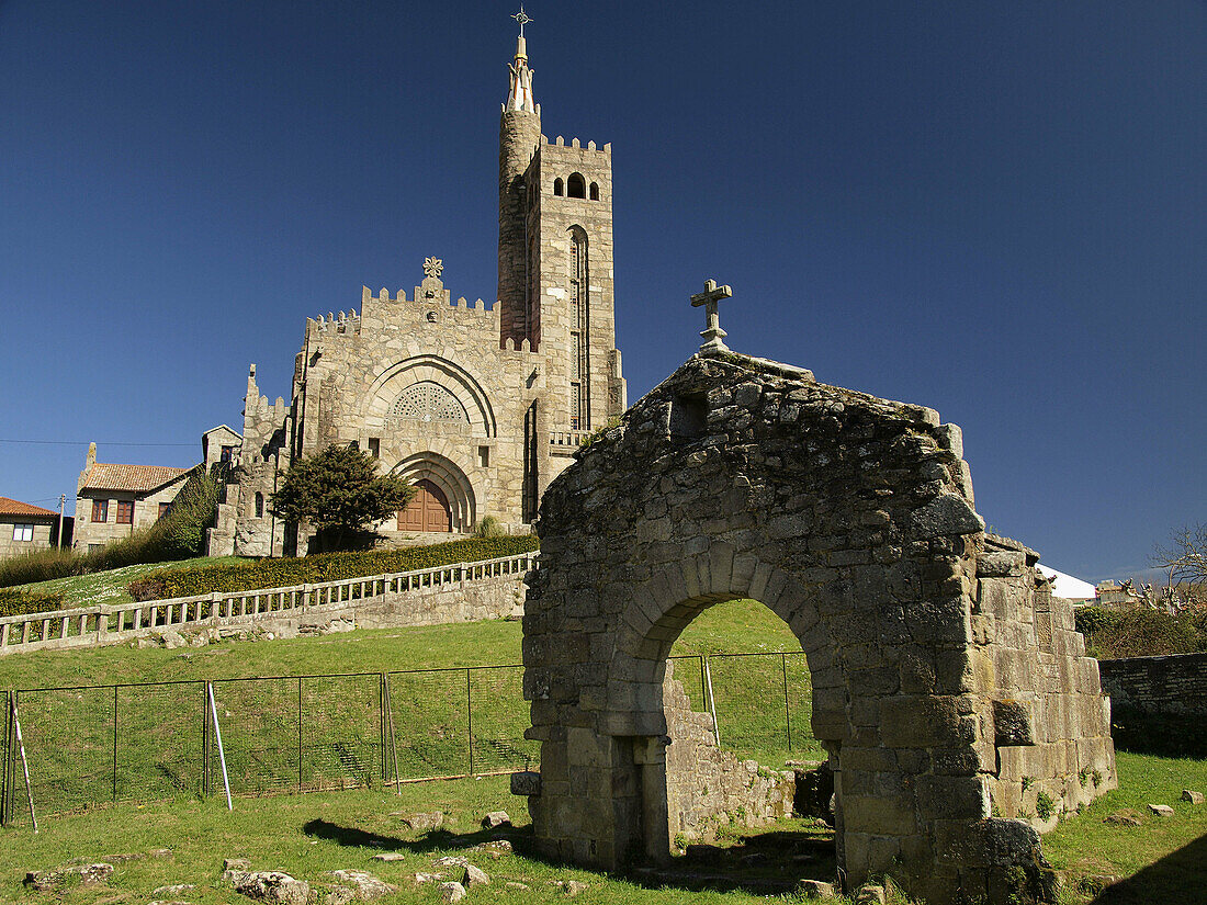 Arco Visigótico,  Siglo VII,  y Templo Votivo del Mar. Panxón. Galicia. España.