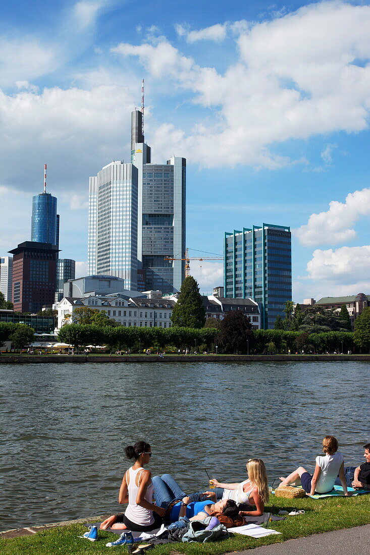 Blick über den Main auf Wolkenkratzer, Frankfurt am Main, Hessen, Deutschland