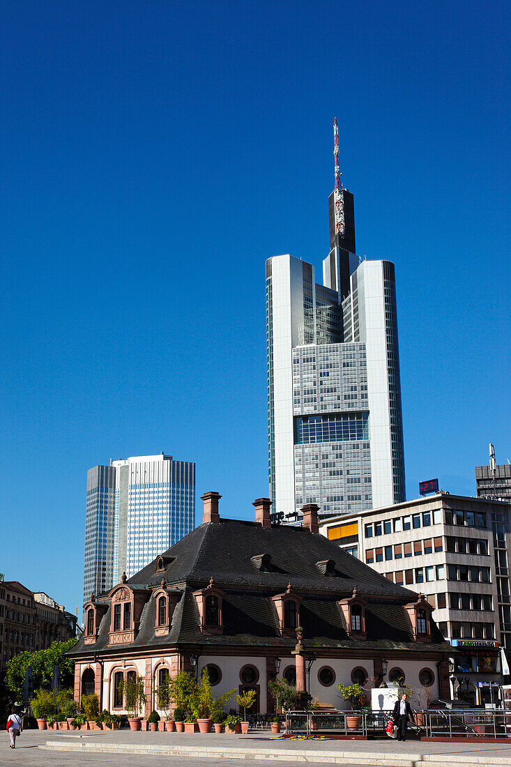 Hauptwache mit Wolkenkratzern im Hintergrund, Frankfurt am Main, Hessen, Deutschland