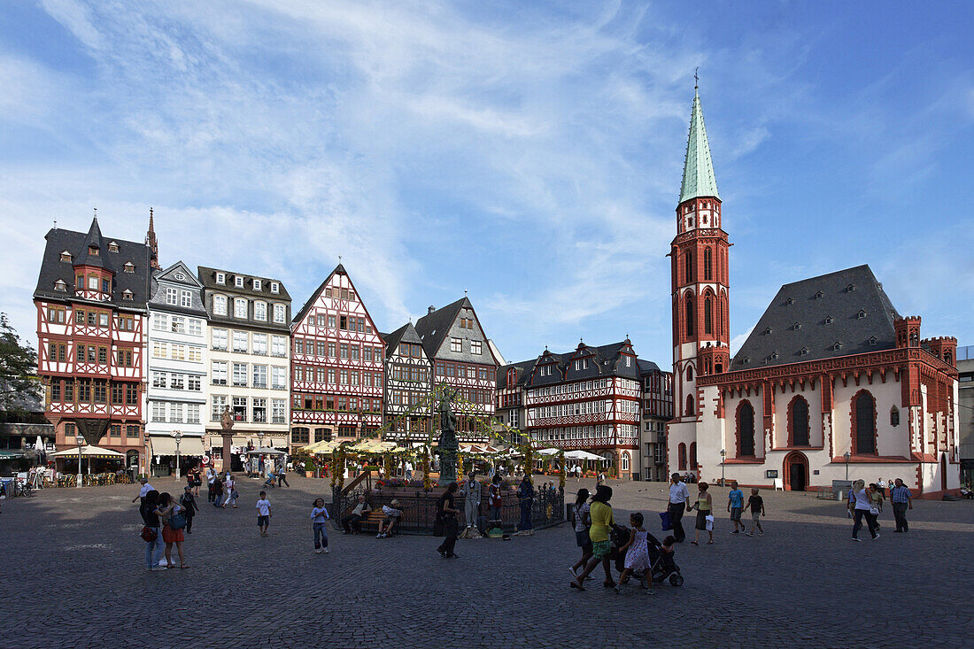 Fountain of Justice, Gerechtigkeitsbrunnen and St. Nicholas' Church, Roemerberg, Frankfurt am Main, Hesse, Germany