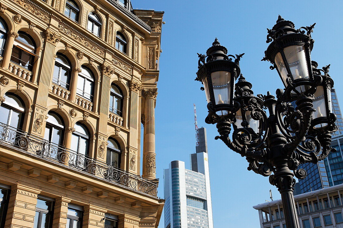 Gebäude am Opernplatz, Commerzbank Tower im Hintergrund, Frankfurt am Main, Hessen, Deutschland