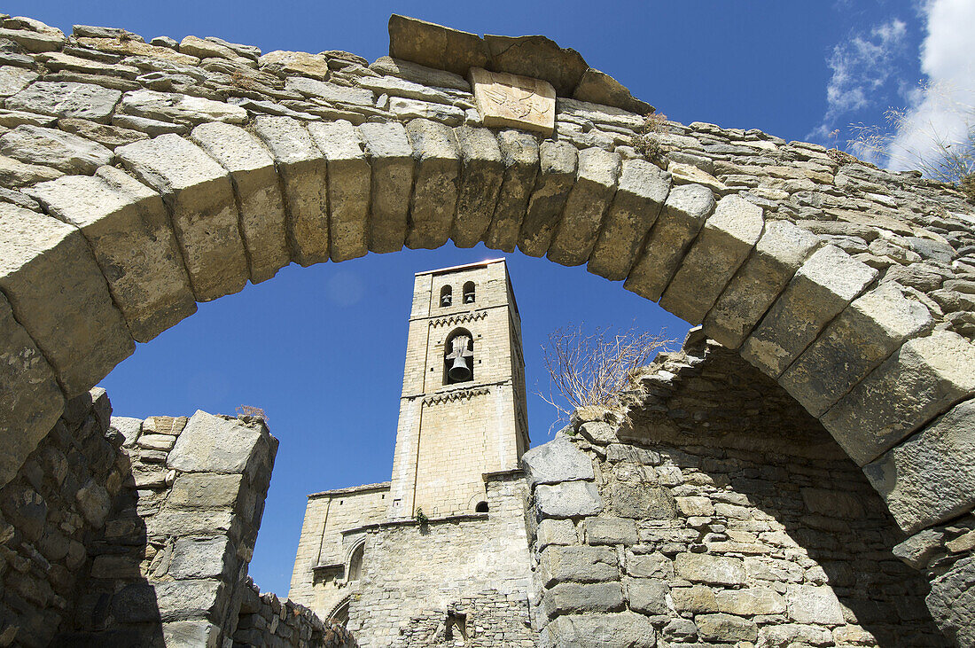 Torre de Iglesia parroquial de Nuestra Sen~ora de Baldo´s (XIII); Montan~ana (Conjunto Histo´rico Arti´stico); Comarca de la Ribagorza; Huesca; Arago´n; Espan~a