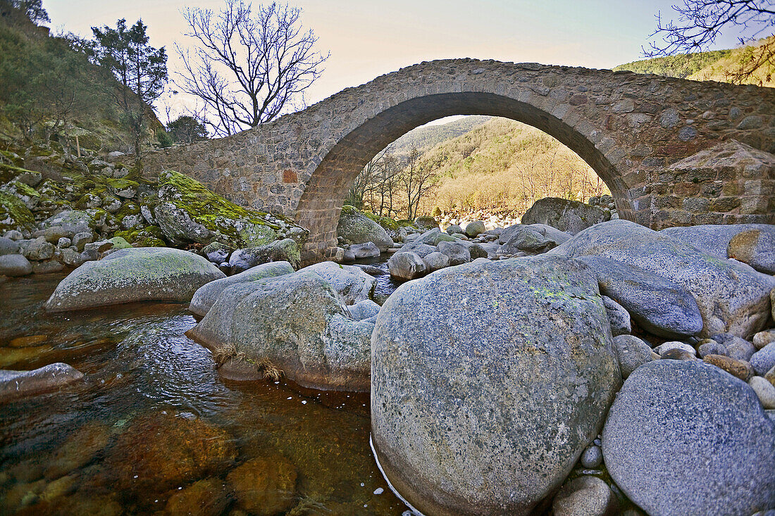 Puente del Puerto en Garganta de Santa María. Sierra de Gredos. Castilla León. España.