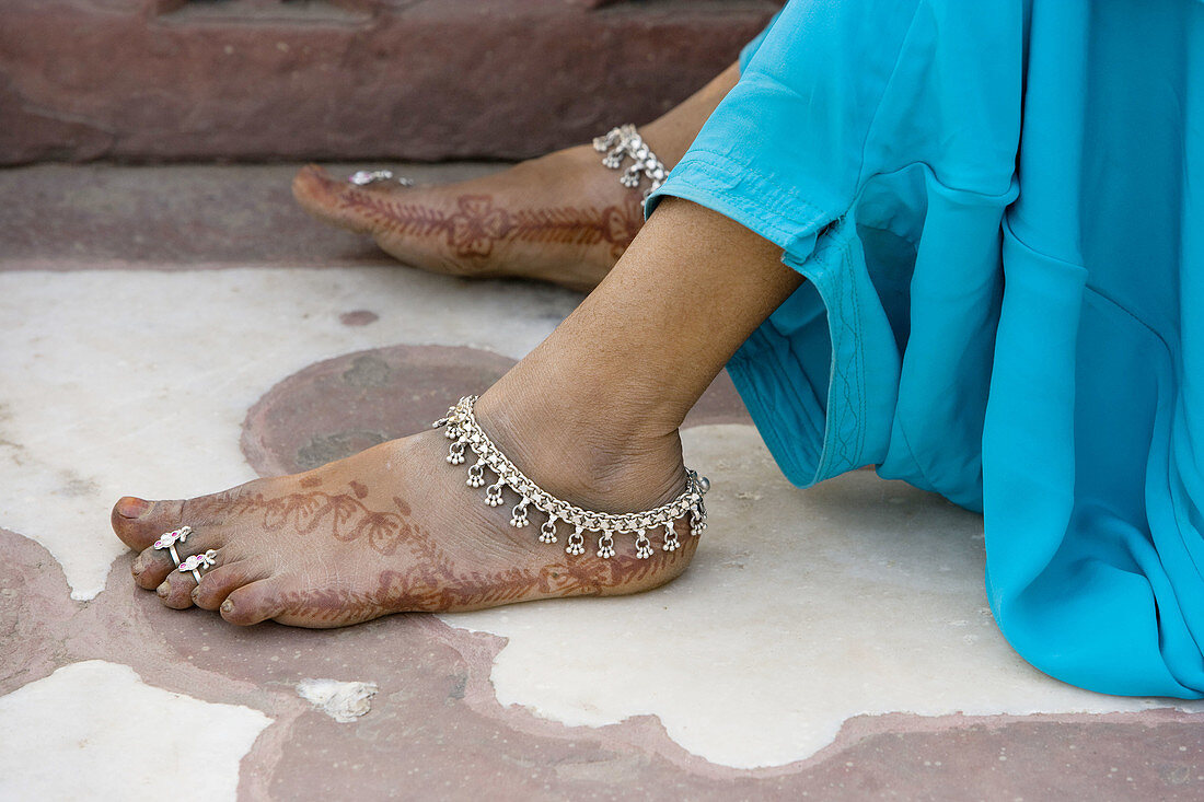 Woman´s feet decroated in henna