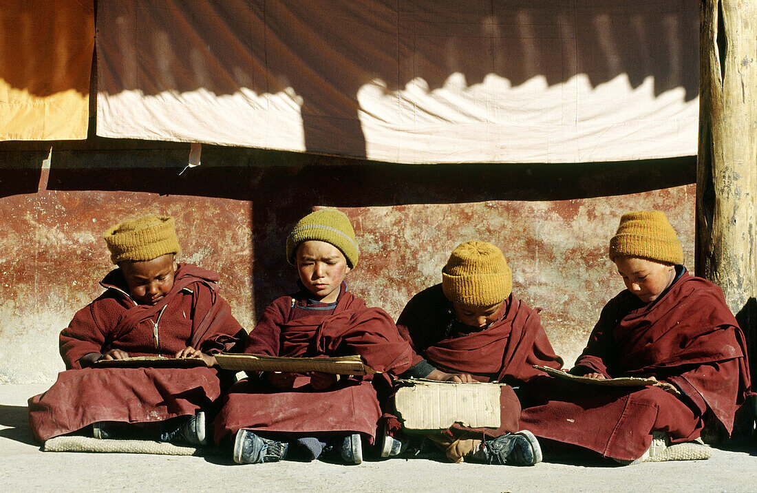 Buddha, Buddhism, Buddhist, Cold, Gelukpa, Hat, India, Jammu, Kashmir, Ladakh, Learn, Leh, Lingshed, Monastery, Novice, Pray, Protect, Puja, Read, Save, Say, Sect, Sitting, Study, Talk, Winter, Wish, Yellow, Zanskar, T91-811118, agefotostock 