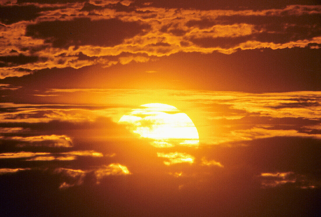 Atmosphäre, Farbe, Himmel, Horizontal, Luft, Mexiko, Sonne, Sonnenaufgang, Sonnenaufgänge, Sonnenuntergang, Sonnenuntergänge, Wolken, V03-839539, agefotostock 