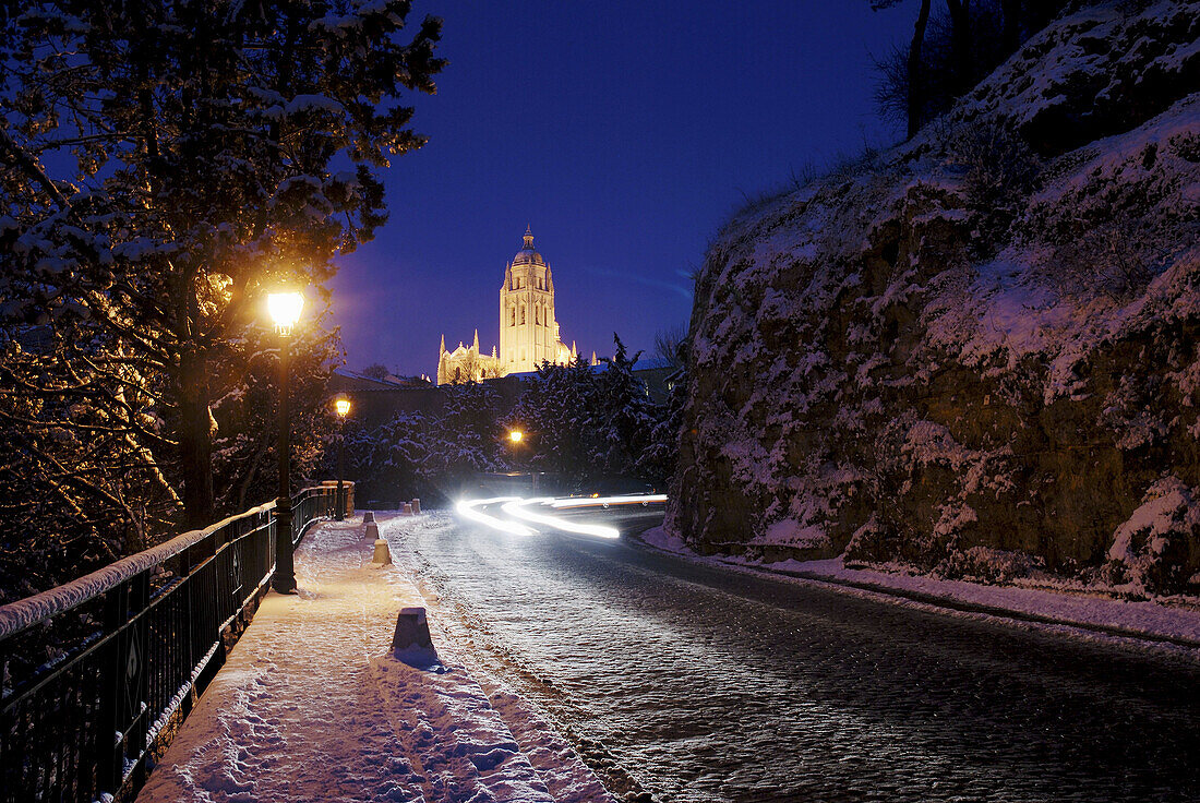 Nachtansicht der schneebedeckten Stadt Segovia Kastilien-León Spanien