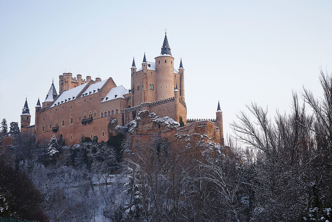 Schneebedeckter Alcázar Segovia Kastilien-León Spanien