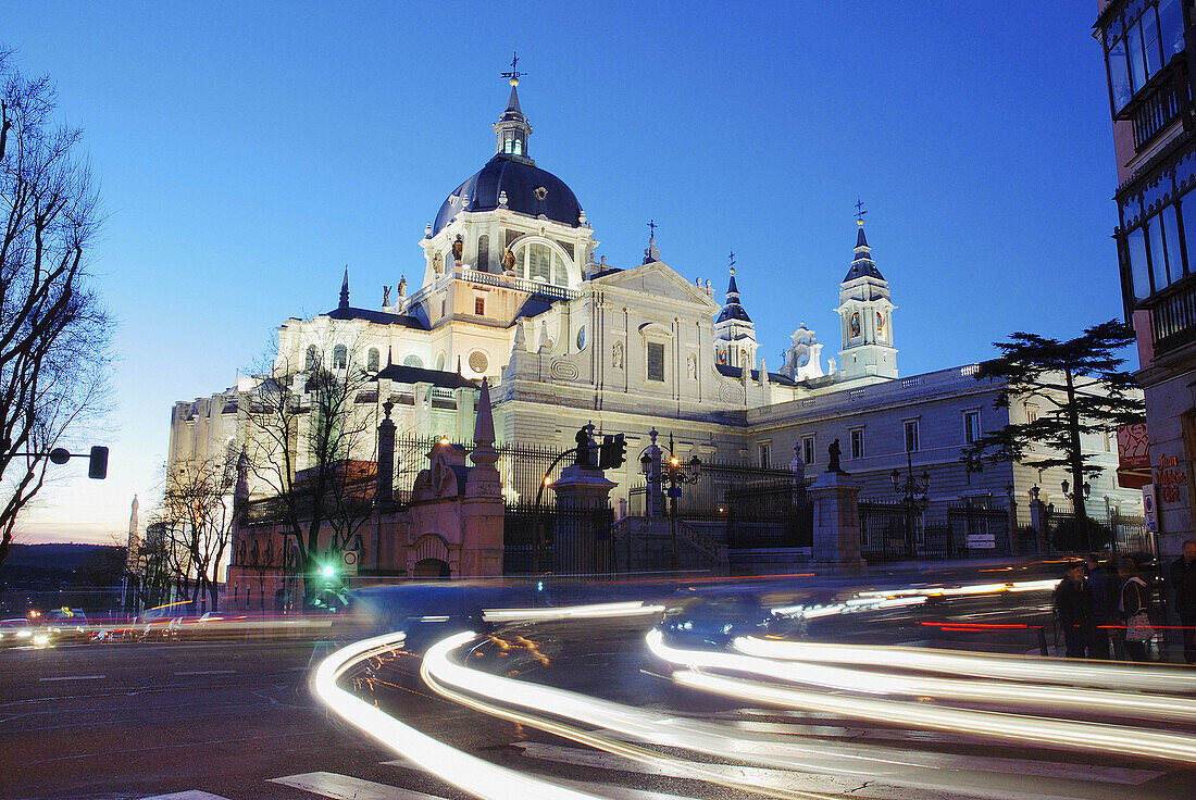 Die Almudena-Kathedrale und die Straße Bailén Nachtansicht Madrid Spanien