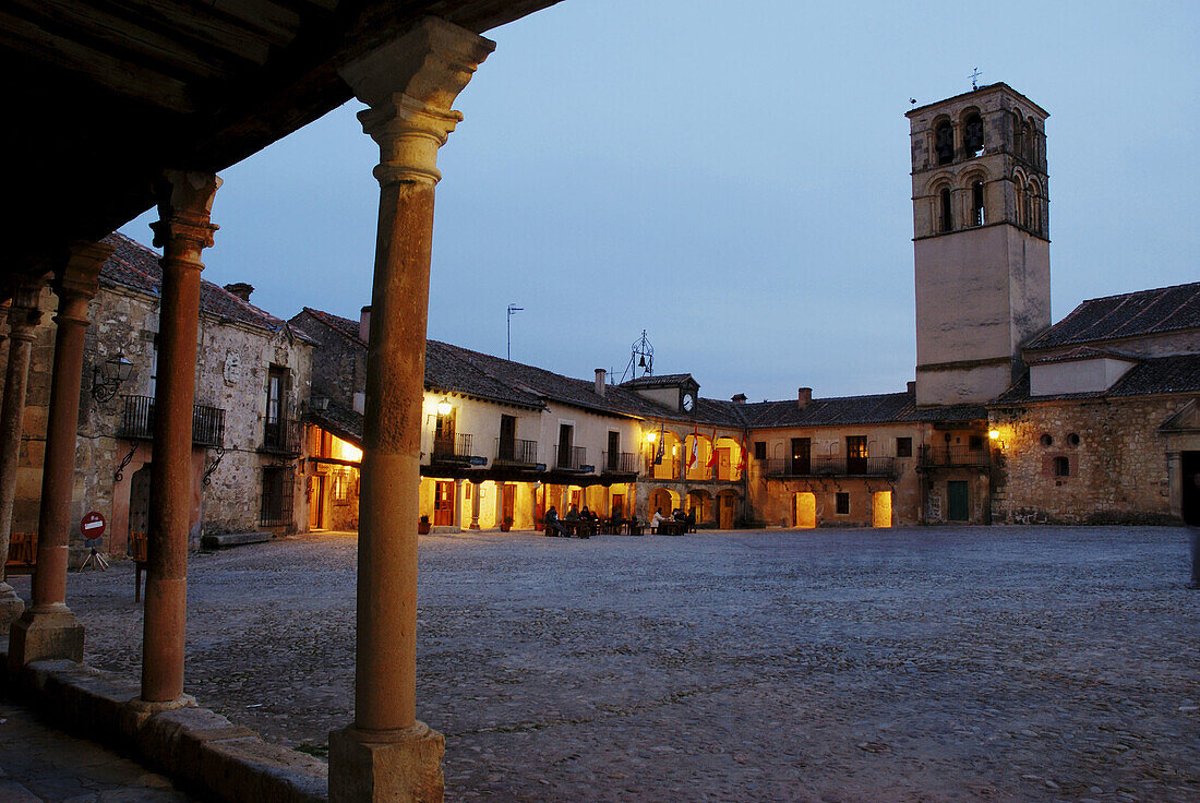 Hauptplatz und Kirche von der Arkade aus Nachtansicht Pedraza Segovia Provinz Kastilien-León Spanien