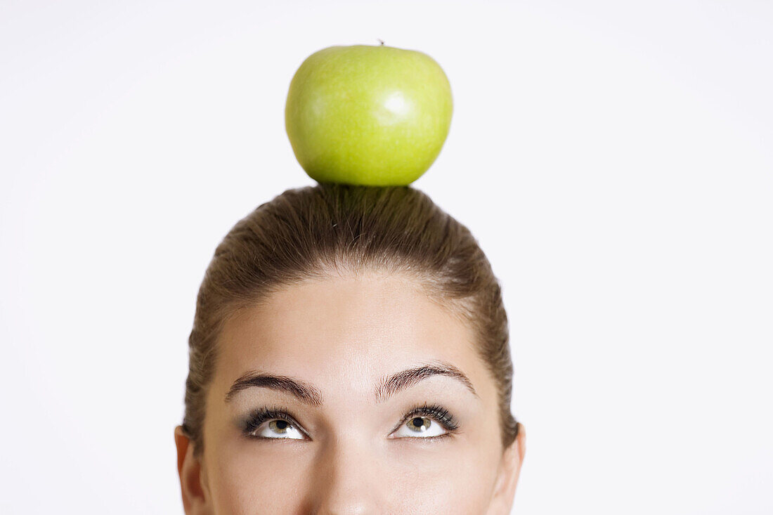 Apfel, Äpfel, Diät, Diäten, Dunkelhaarig, Eine Person, Eins, Ernährung, Erwachsene, Erwachsener, Farbe, Frau, Frauen, Frucht, Früchte, Gesunde Ernährung, Gleichgewicht, Hälfte, Hälften, Idee, Ideen, Jugend, Jung, Kopf, Köpfe, Leicht, Mensch, Menschen, Mis