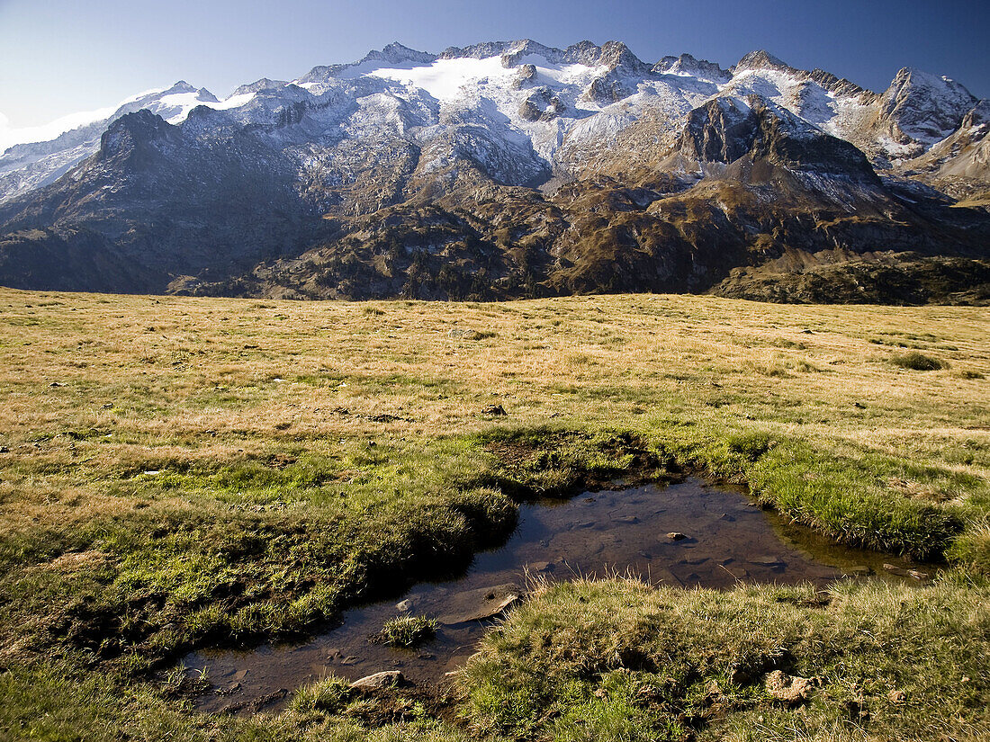 Macizo de la Maladeta con el pico Aneto y Maladeta y sus glaciares _ Valle de Benasque _ Pirineo Aragonés
