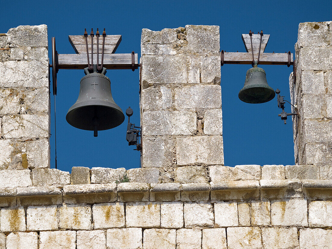 Campanas en la iglesia parroquial de Sant Martí d´Empúries _ Alt Empordà _ Girona _ Catalunya