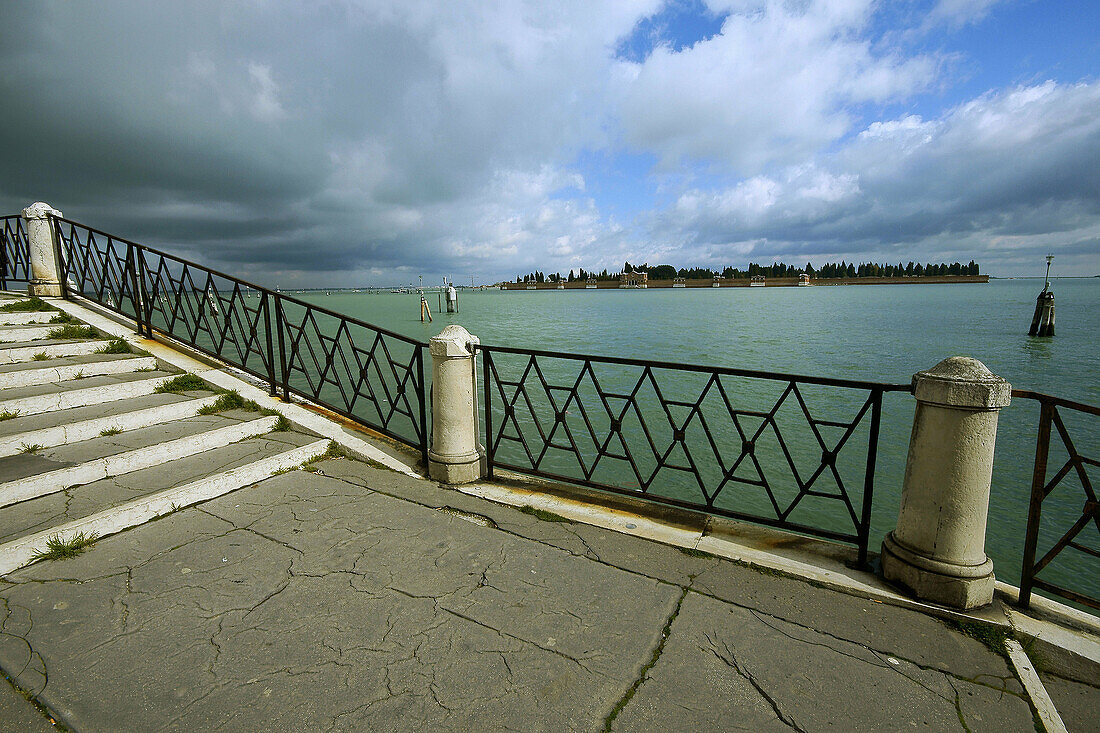 Blick auf die Isola di San Michele, Friedhofsinsel von Venedig. Venedig. Italien