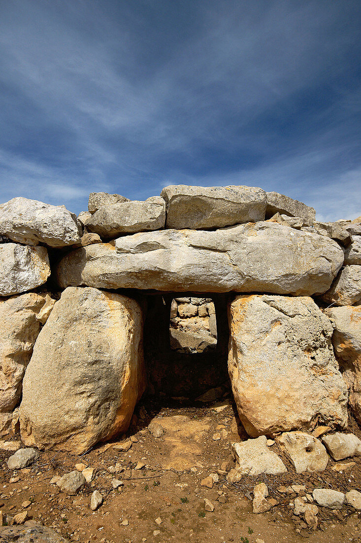 Westliche 'naveta', prätalayotische Struktur in der archäologischen Stätte von Biniac - l'Argentina. Menorca, Balearische Inseln, Spanien