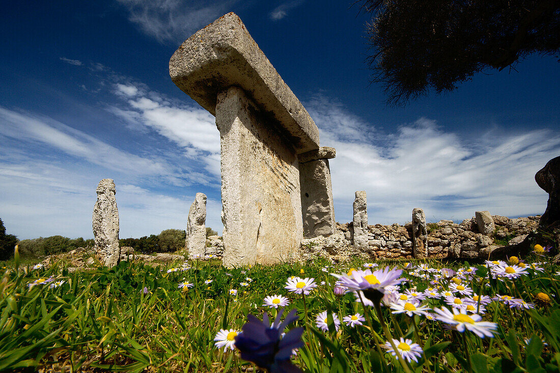 Taula (Tisch), prähistorische Struktur in der archäologischen Stätte von Talatí de Dalt. Menorca, Balearische Inseln, Spanien