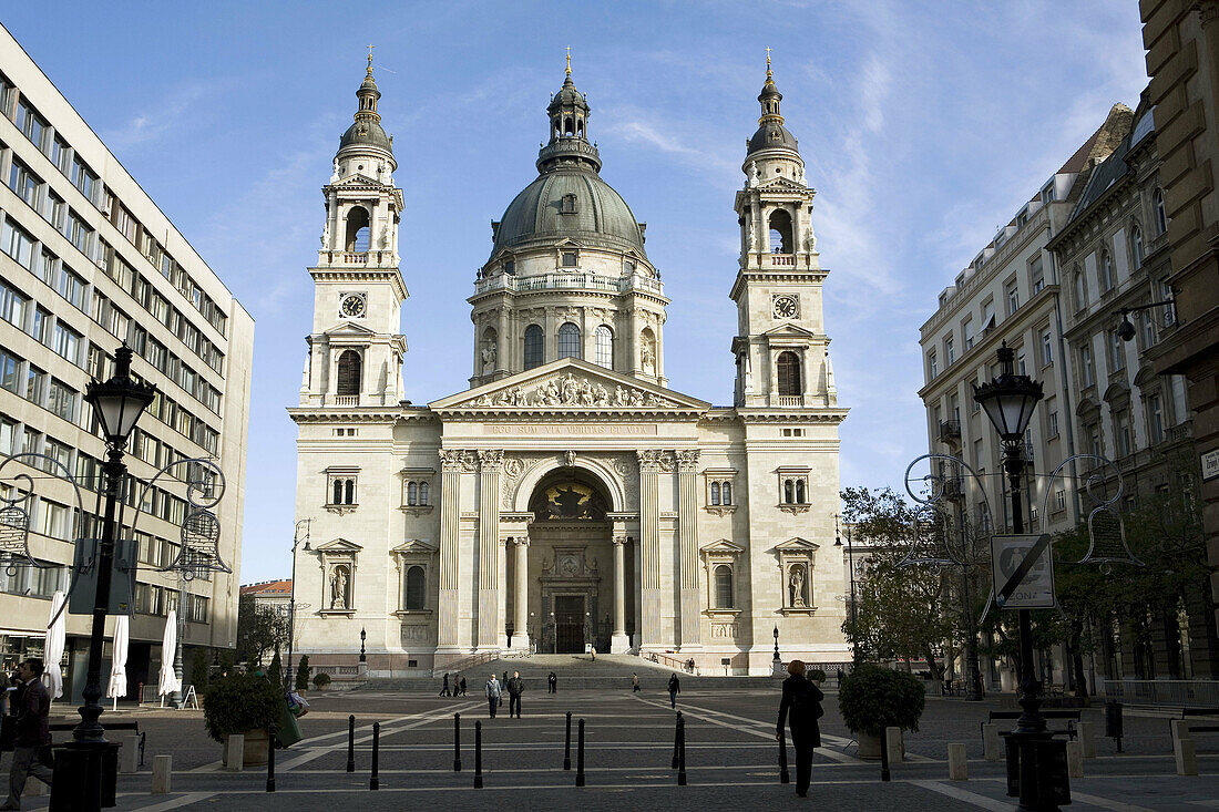 Altstadt, Architektur, Aussen, Aussenseite, äusseres, Basilika, Beleuchtet, Budapest, Destinationen, Dom, Draussen, Farbe, Fotographie, Gebäude, Geschichte, Hauptstadt, Hintergrund, Horizontal, Kathedrale, Kathedralen, Kirche, Leute, Markstein, National, 