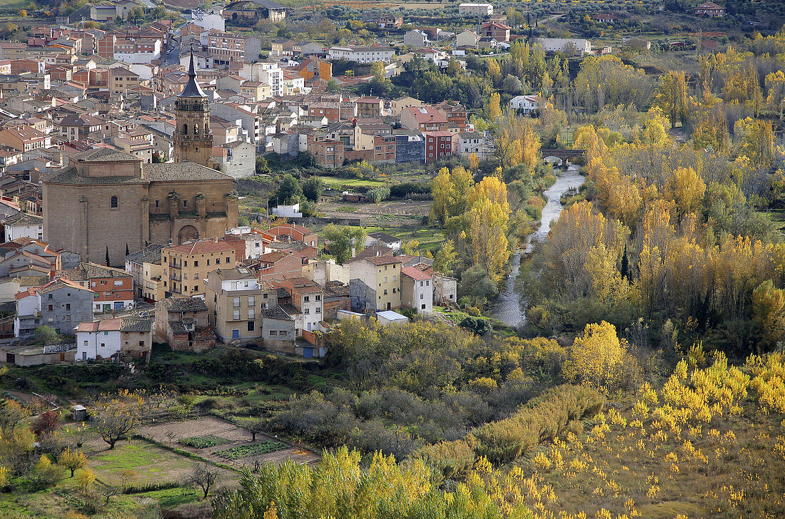 Murillo de río Leza,  otoño,  La Rioja,  EspañaMurillo de rio Leza village,  La Rioja,  Rioja wine region,  Spain