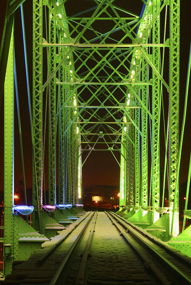 Brigh, Brücke, Brücken, Farbe, Farbig, Grün, Kühl, Nacht, Nächtlich, Tunnel, Zug, M90-863204, agefotostock 