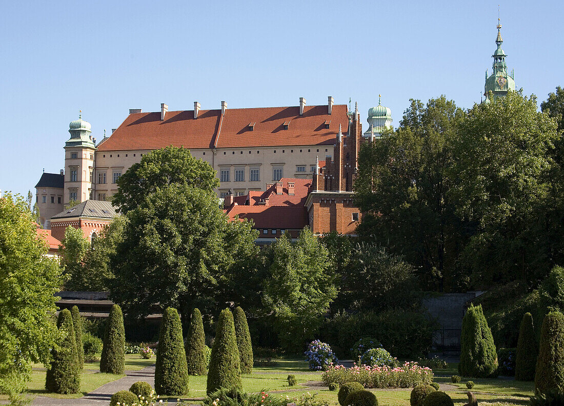 Poland,  Krakow,  Wawel Royal Castle from garden of archeological museum