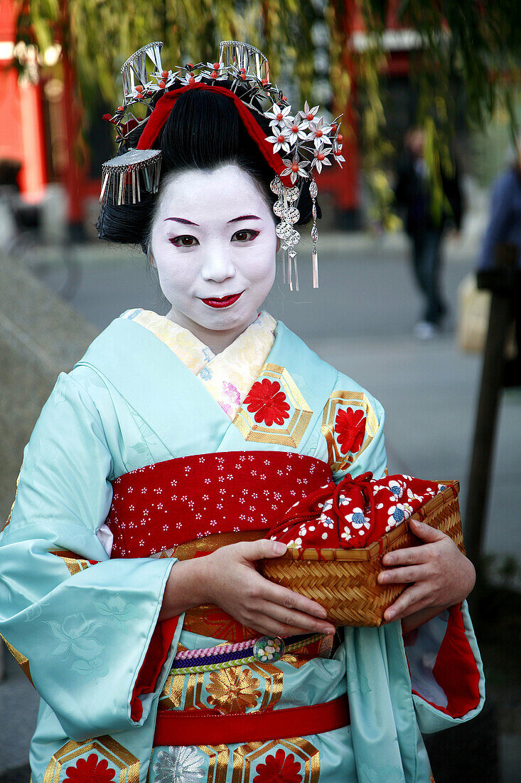 Japan,  Tokyo,  Asakusa,  woman in traditional dress