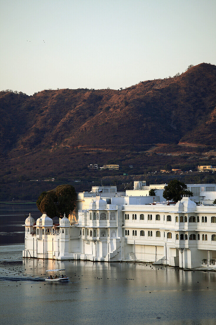 India,  Rajasthan,  Udaipur,  Lake Pichola,  Lake Palace Hotel