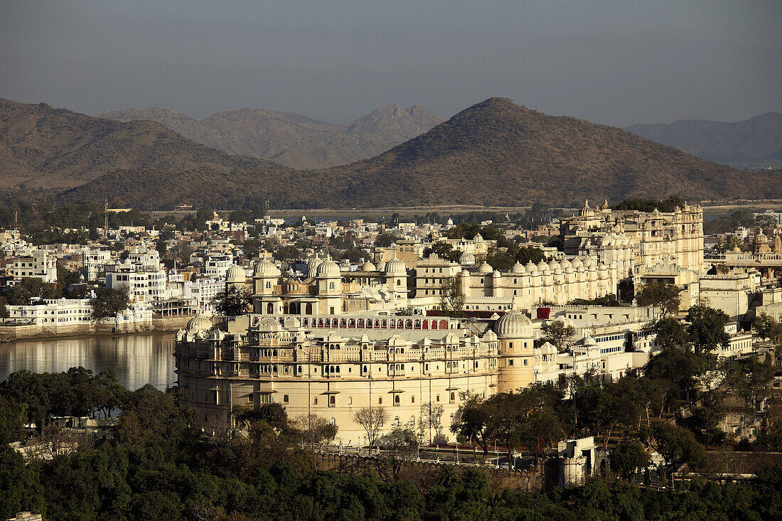 India,  Rajasthan,  Udaipur,  Lake Pichola,  City Palace
