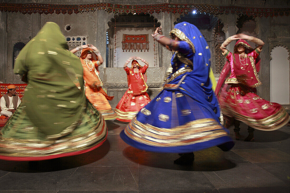 India,  Rajasthan,  Udaipur,  Bagore-ki-Haveli,  traditional rajasthani dancers