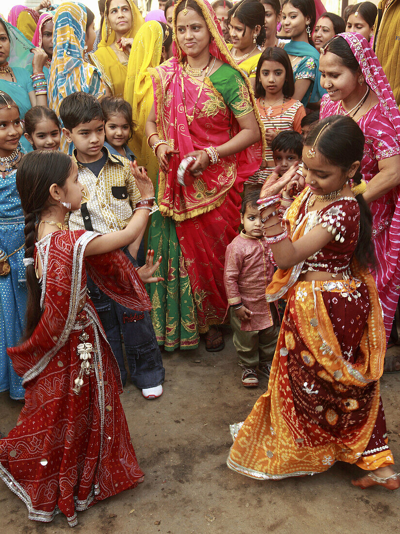 India,  Rajasthan,  Udaipur,  wedding party,  dancing girls