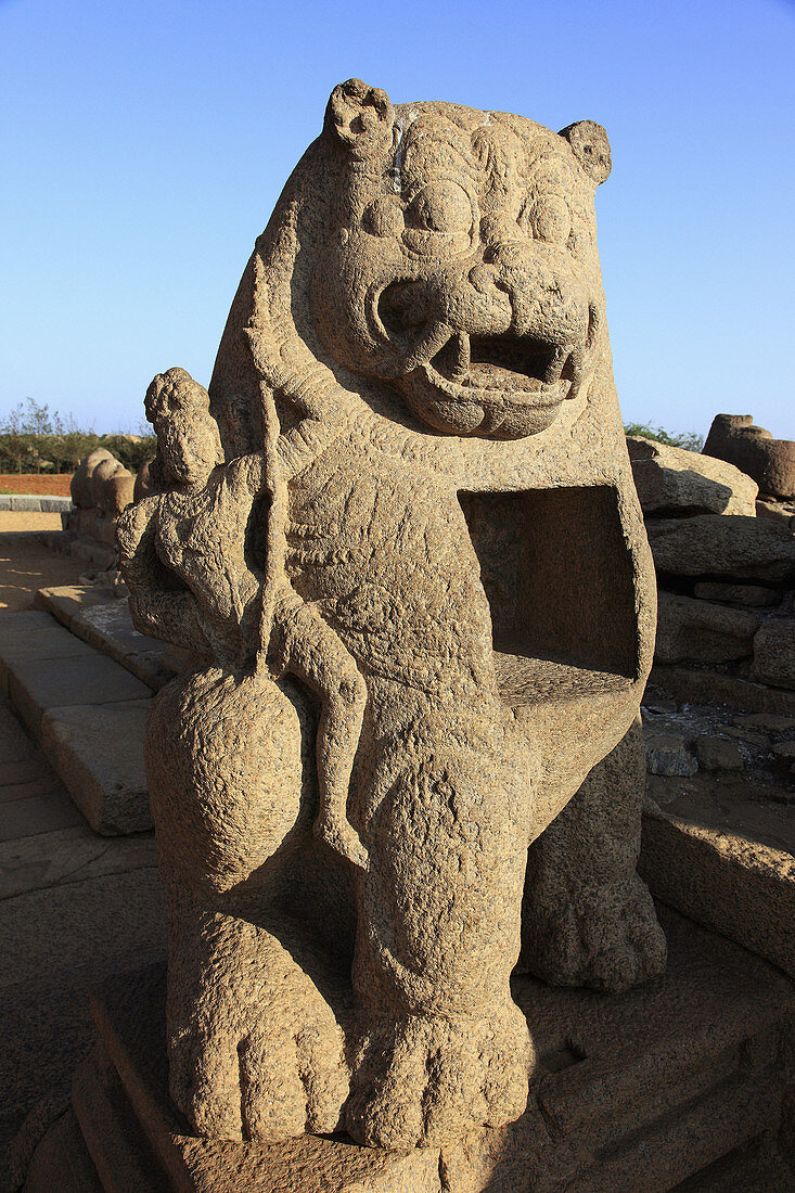 India,  Tamil Nadu,  Mamallapuram,  Mahabalipuram,  Shore Temple,  statue