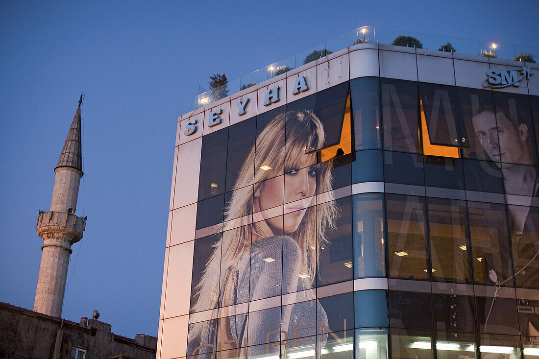 Geschäftshaus mit Dachterrasse in Üsküdar, Bosporos mit riesigem beleuchteten Werbeposter einer blonden Frau, Mode, im Hintergrund das Minarett der Moschee, Istanbul