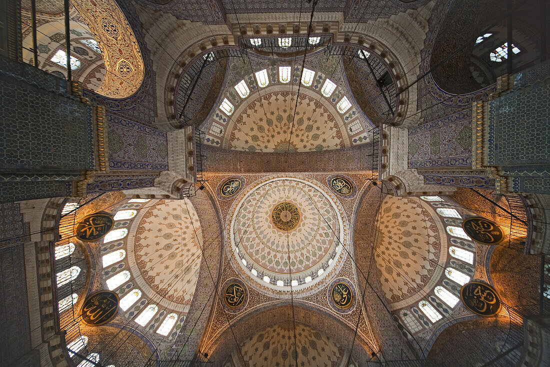Kuppelraum Yeni Camii Moschee, Neue Moschee, gewaltige Kuppel, Blick Untersicht nach oben in die Kuppel, Fensterbänder, Kalligrafietafeln, Istanbul
