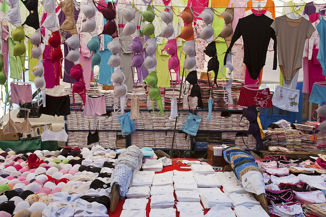 Unterwäsche und Büstenhalter, Wochenmarkt in den Gassen von Tarlabasi unterhalb Stadtviertel Beyoglu, Istanbul