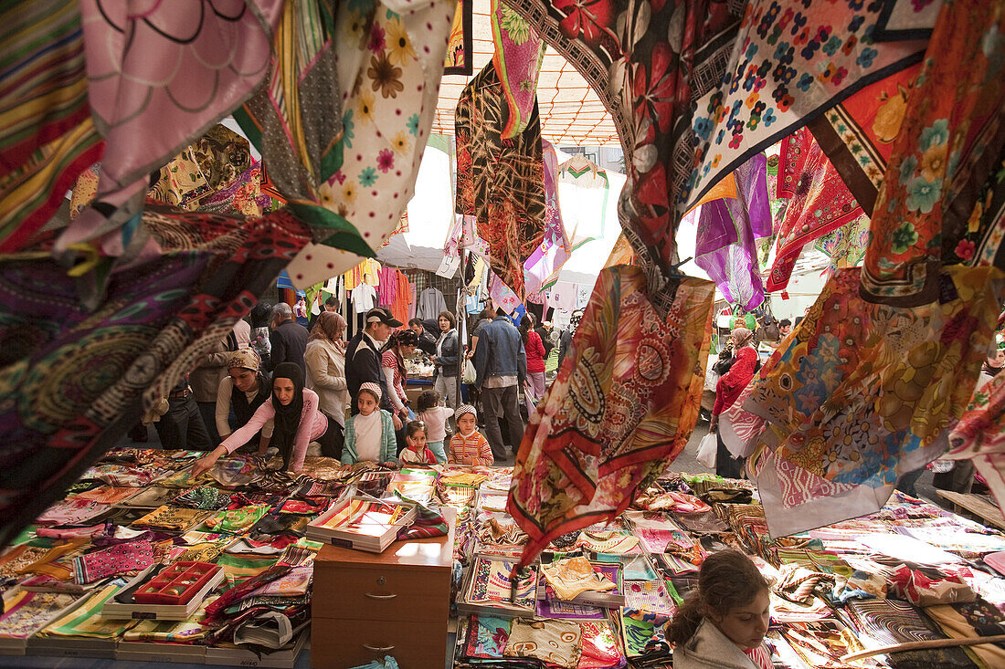 Verkaufsstand für Kopftücher, Frauen, Kinder, Wochenmarkt in den Gassen von Tarlabasi unterhalb Stadtviertel Beyoglu, Istanbul
