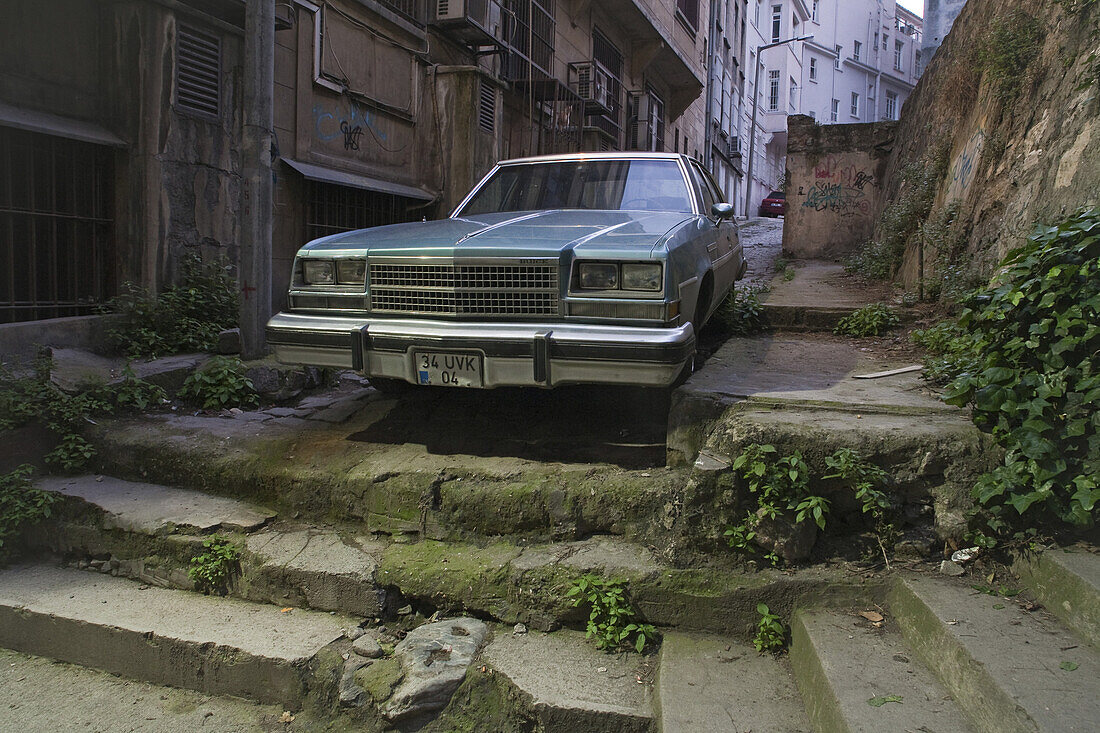 alter amerikanischer Straßenkreuzer in den Gassen von Tarlabasi unterhalb Stadtviertel Beyoglu, Treppe, Sackgasse, Istanbul