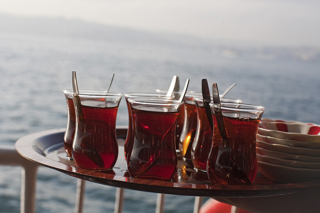 Fähren über das Goldene Horn, Hafenfähre, Stadtdampfer, Deck, Teegläser mit türkischem Tee, Istanbul