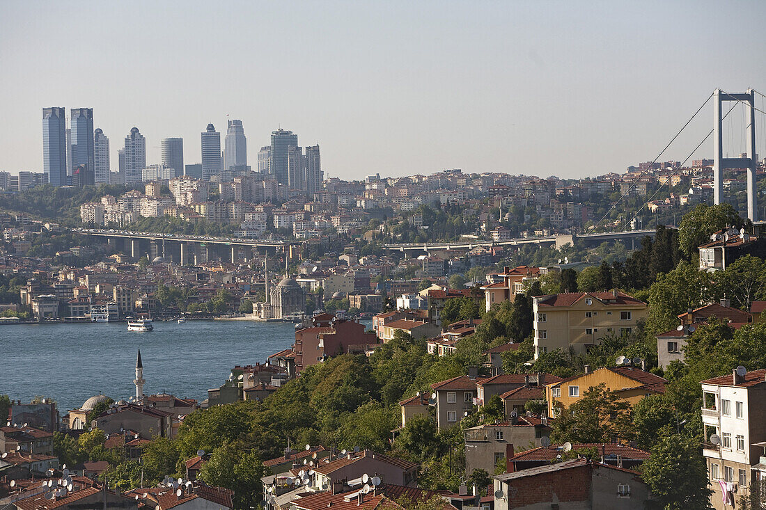 Blick von den Hängen des Wohnviertels Kusguncuk zur Bosoporus-Brücke und Kulisse des modernen Hochhäuser, Istanbul