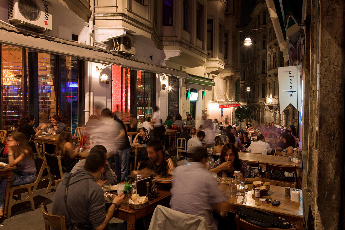 Strassenrestaurants und Café in den Gassen im Stadtteil Beyoglu, Istanbul