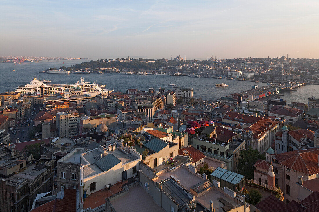 Goldenes Horn, Blick über Dachlandschaft von Karaköy, Kreuzschiff, Hafen, Galata Brücke, Altstadt mit Moscheen, abends, Istanbul