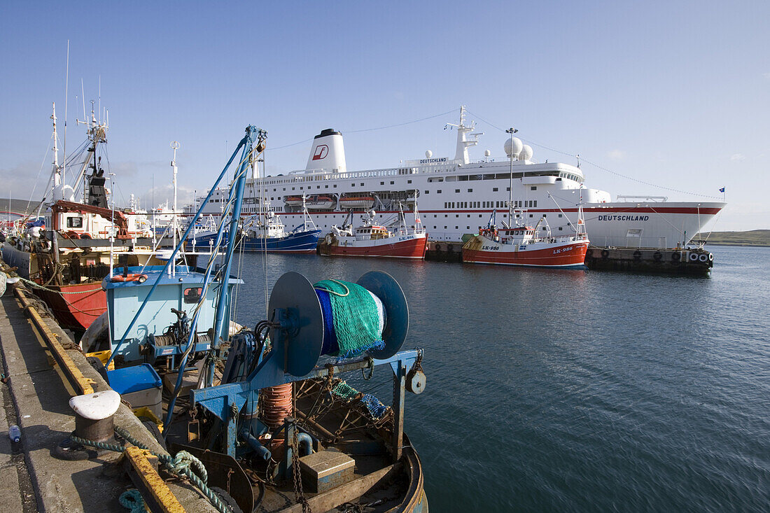 Fischerboote und Kreuzfahrtschiff MS Deutschland im Hafen von Lerwick, Mainland, Shetland-Inseln, Schottland, Großbritannien, Europa