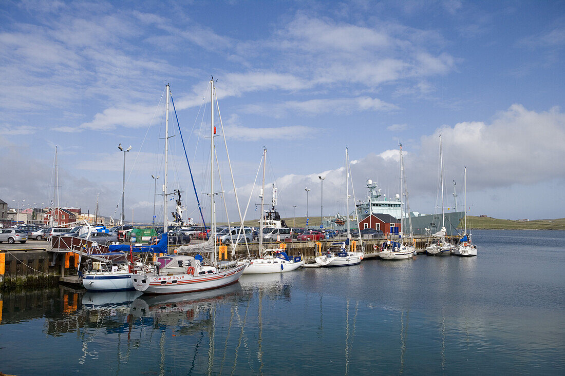 Segelboote an der Pier im Hafen von Lerwick, Mainland, Shetland-Inseln, Schottland, Großbritannien, Europa